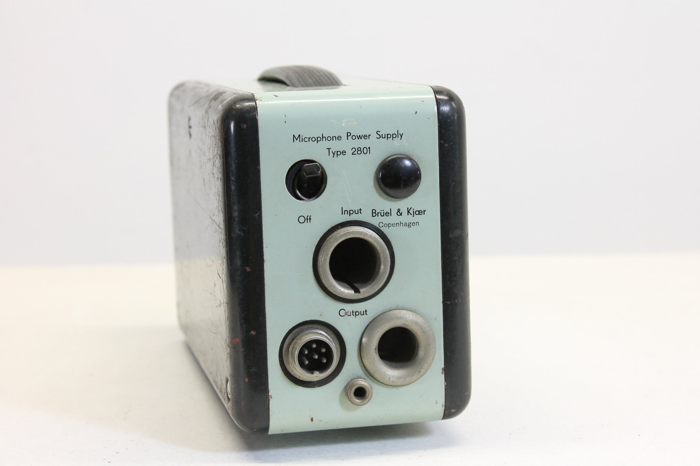 Brüel & Kjaer microphone power supply type 2801