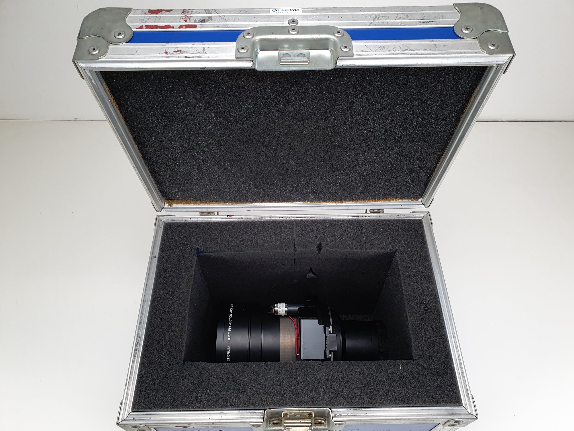 Panasonic PT-D1000E Big projector in flightcase, with flight frame, ET-D75LE2
