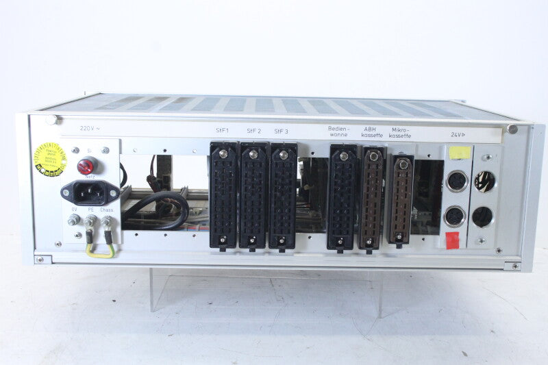C. Hensmann 19 inch rack met Euro-formaat slots van 10 centimeter