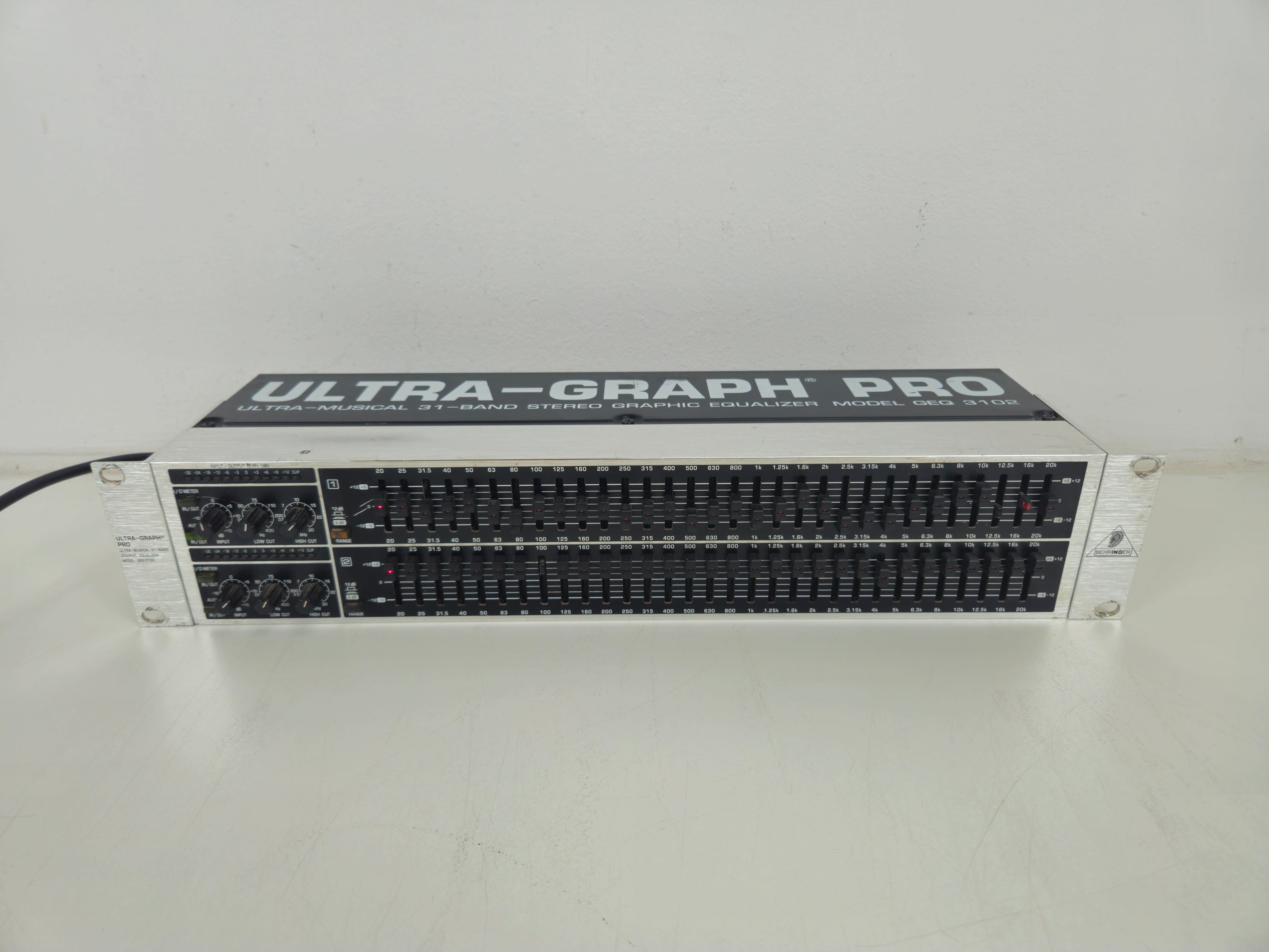 Behringer - GEQ 3102 - Ultra-Musical 31-Band Stereo Graphic Equalizer