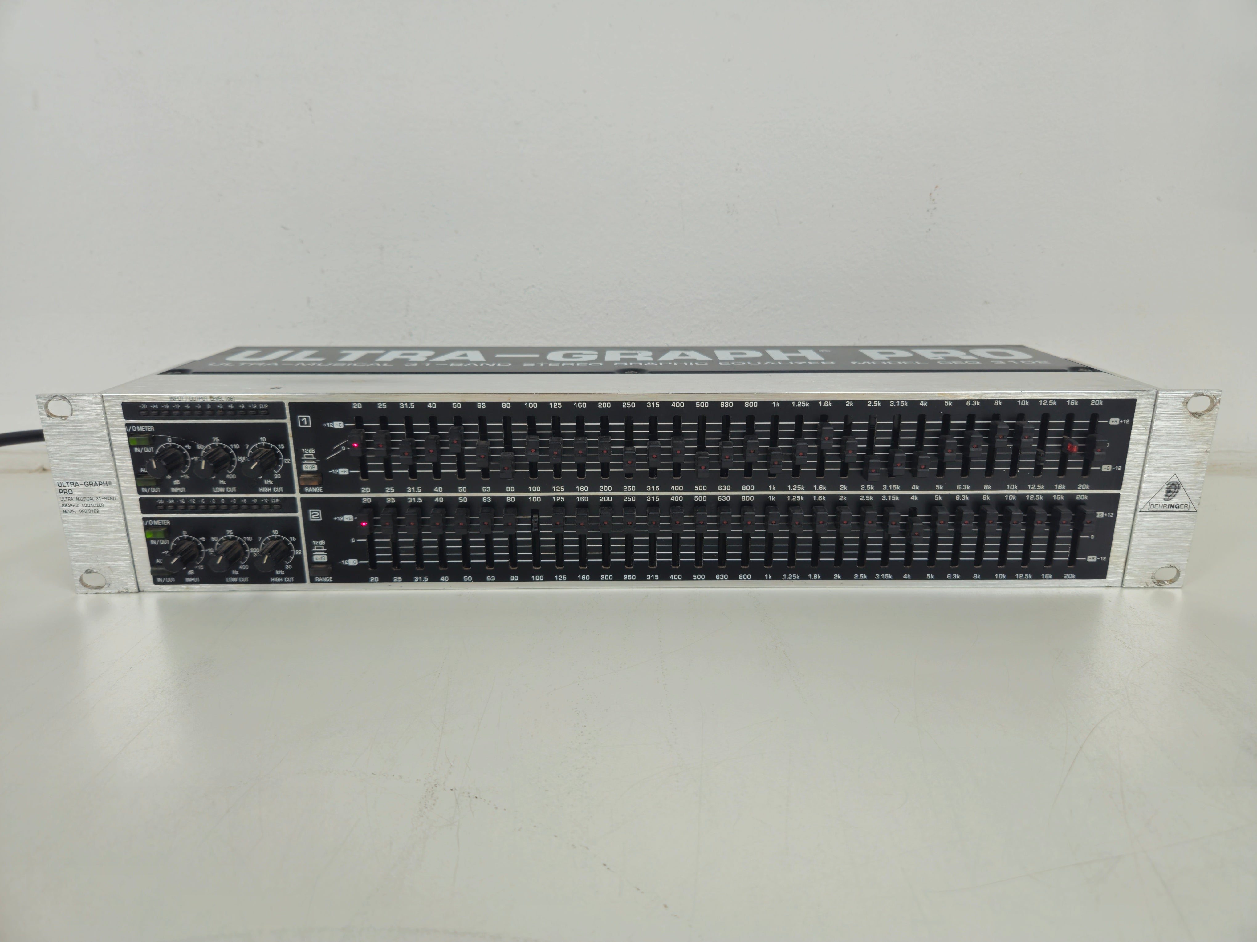 Behringer - GEQ 3102 - Ultra-Musical 31-Band Stereo Graphic Equalizer