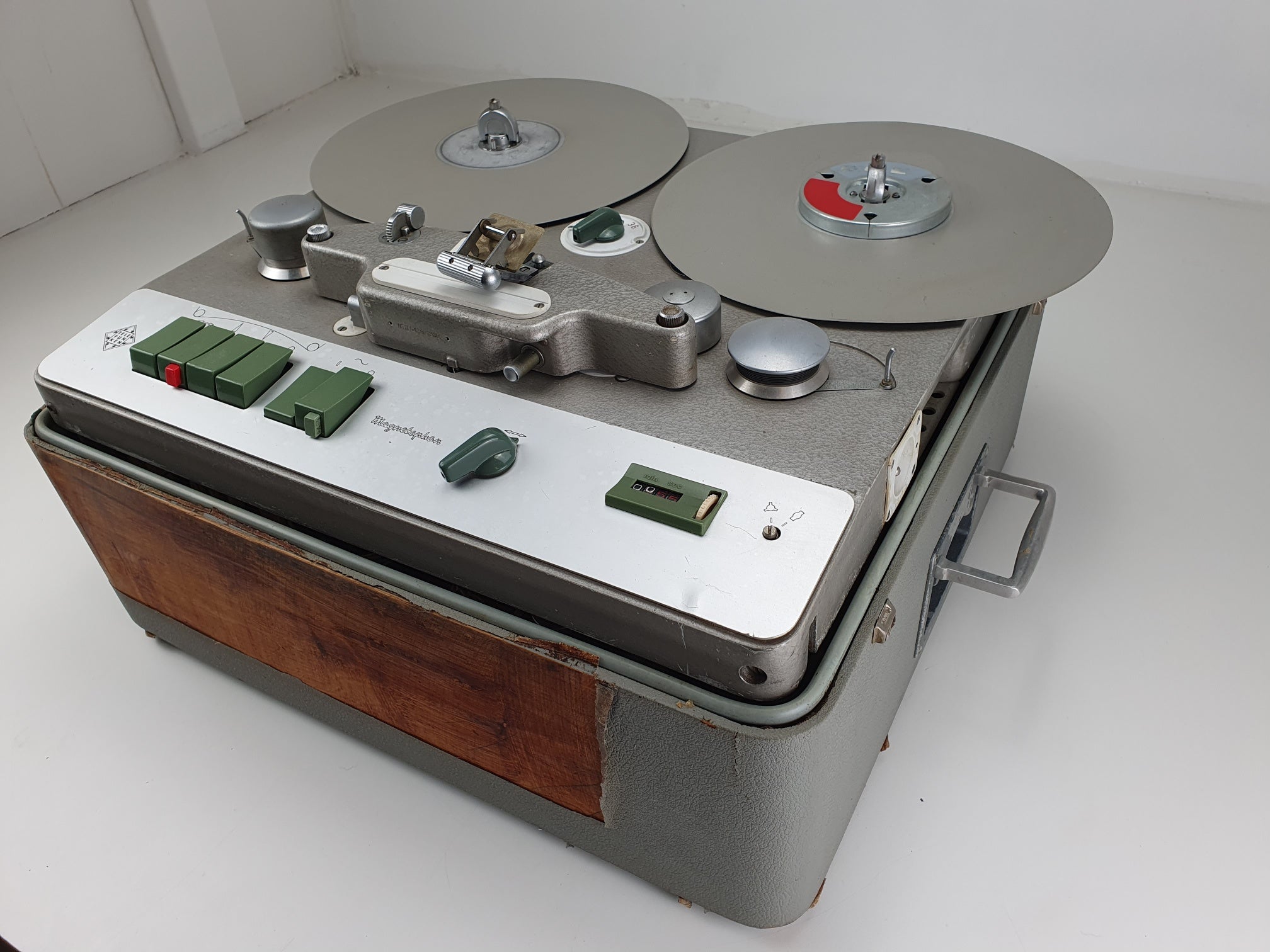 Telefunken M5B Stereo reel to reel recorder in case with pancakes and manual - Serviced
