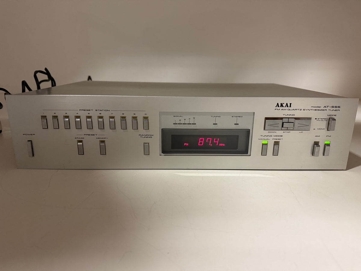 Akai Model AT - S55 FM / AM Quartz Synthesizer Tuner