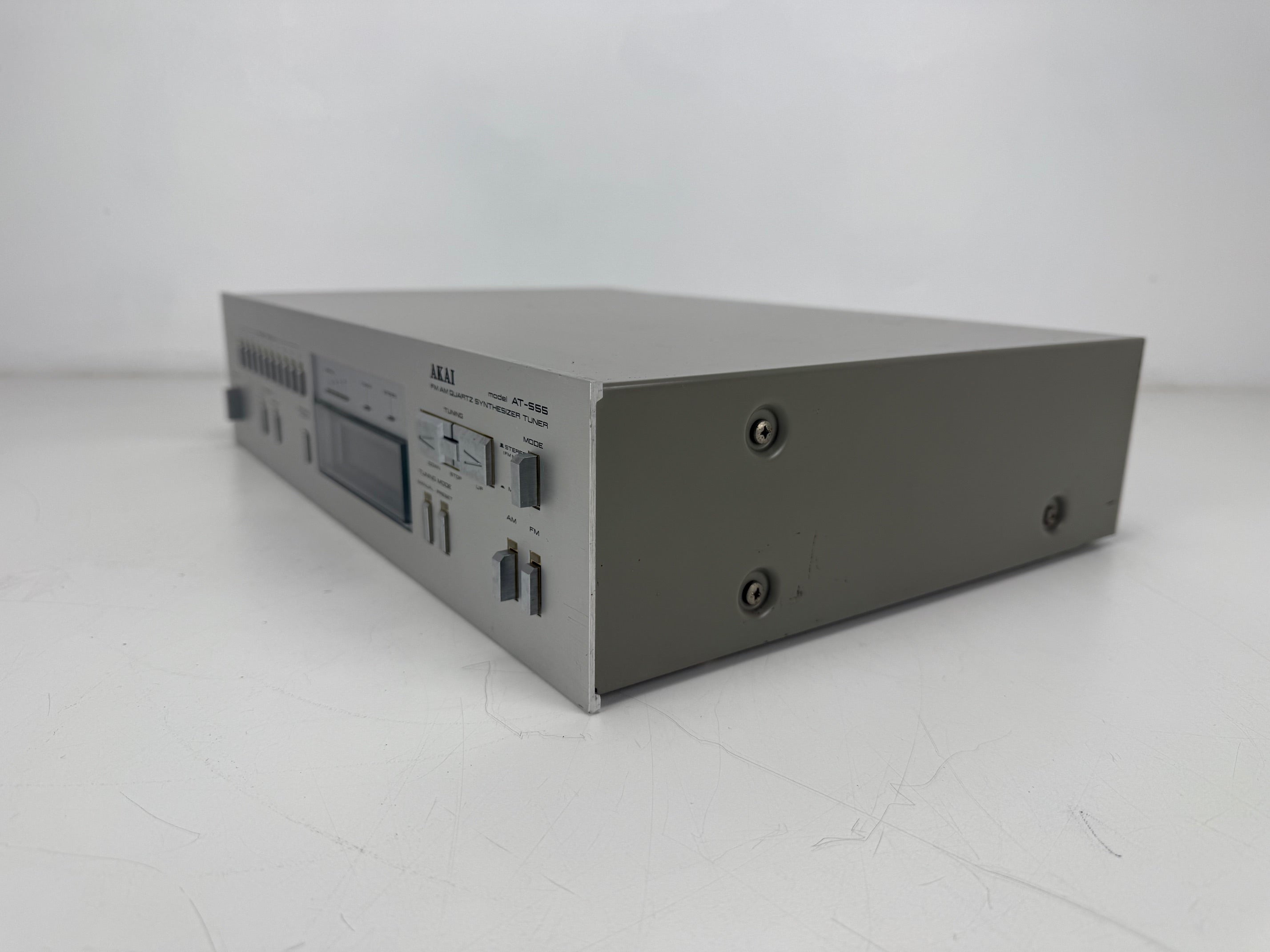 Akai Model AT - S55 FM / AM Quartz Synthesizer Tuner