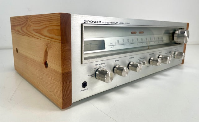 Pioneer Model SX-550 stereo-ontvanger - Onderhoud uitgevoerd/condensatoren vervangen/zijpanelen vernieuwd