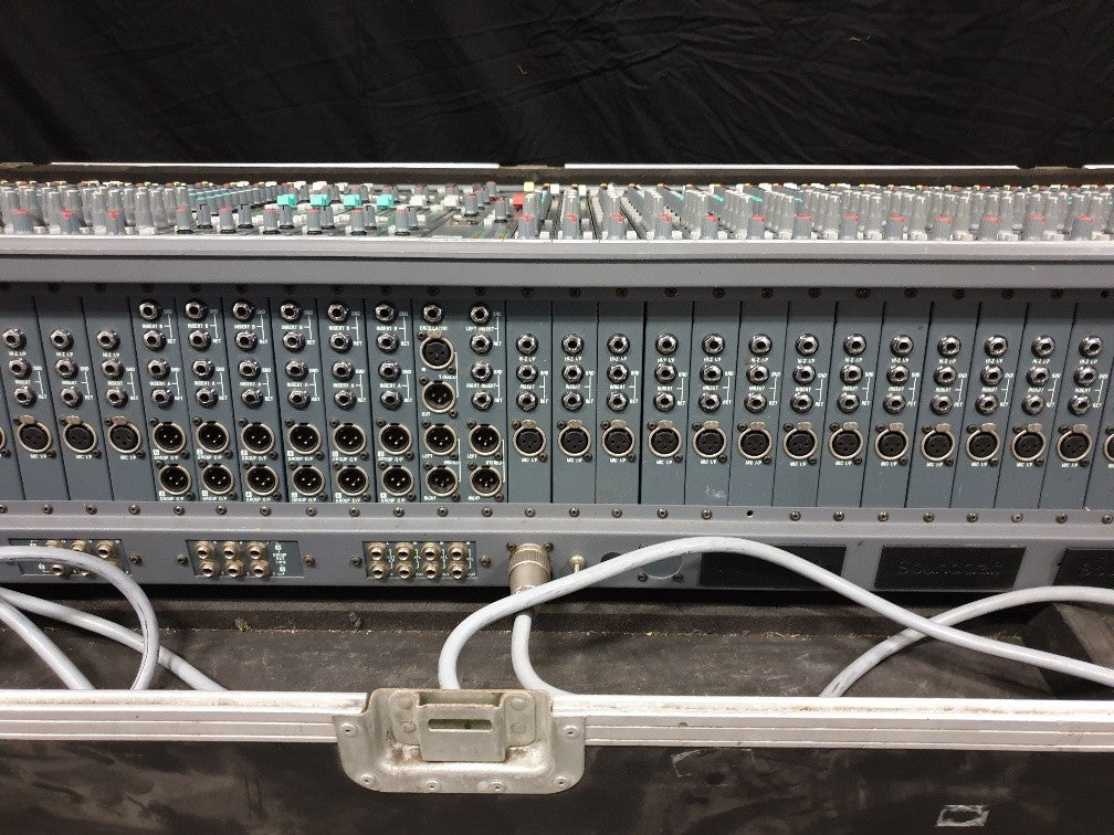 Soundcraft SM12 40-kanaals mengpaneel in flightcase met voeding.