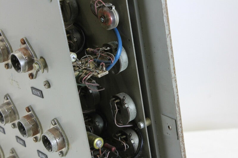 Onbekend vintage bedieningspaneel met veel potentiometers en Tuchel-aansluitingen