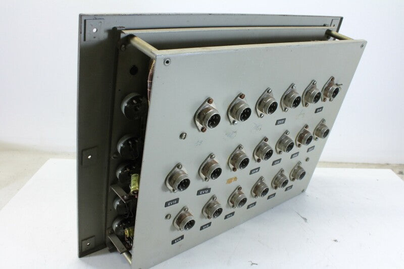 Onbekend vintage bedieningspaneel met veel potentiometers en Tuchel-aansluitingen