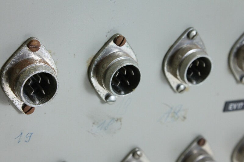 Onbekend vintage bedieningspaneel met veel potentiometers en Tuchel-aansluitingen