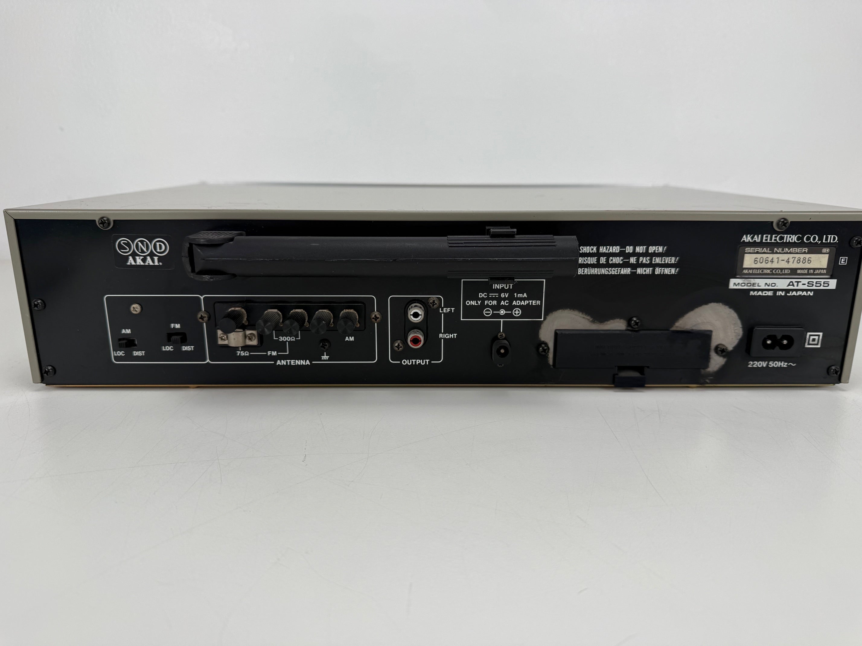 Akai Model AT - S55 FM / AM Quartz Synthesizer Tuner